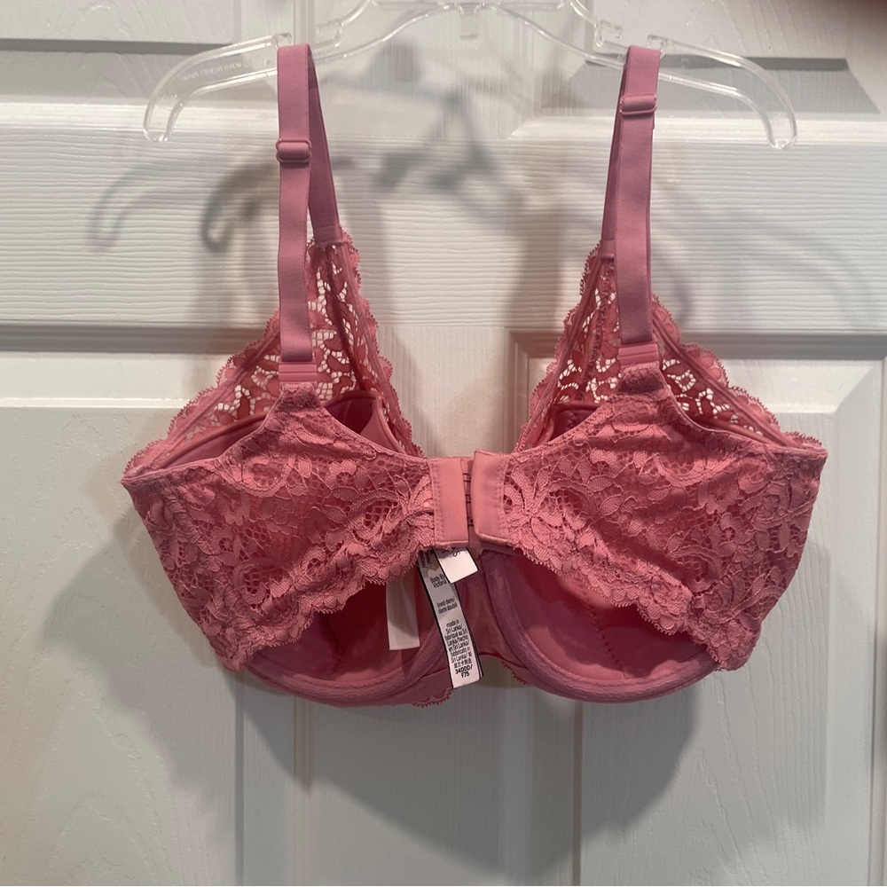 Victoria Secret underwire lace by Victoria (34 DDD)
never worn